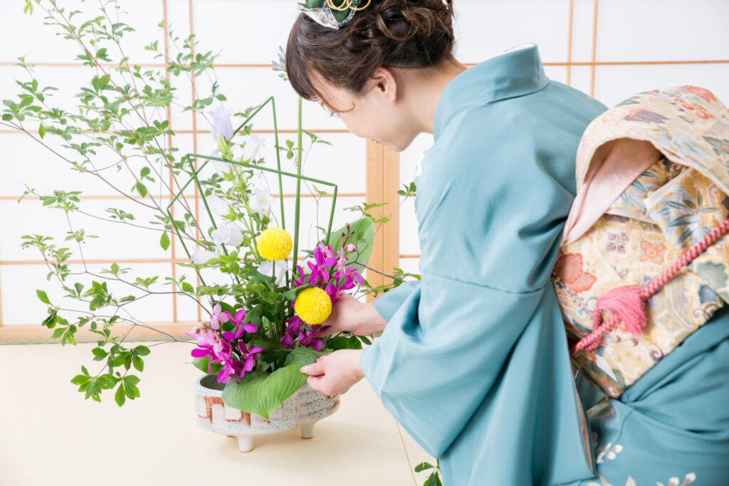 Création d'une composition florale selon l'ikebana