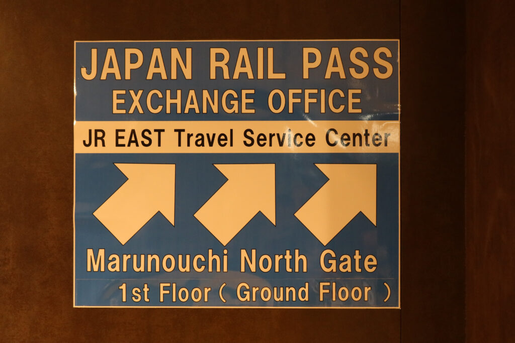 Panneau vers bureaux d'échange du Japan Rail Pass. à la gare de Tokyo au Japon - 10 Avril 2024